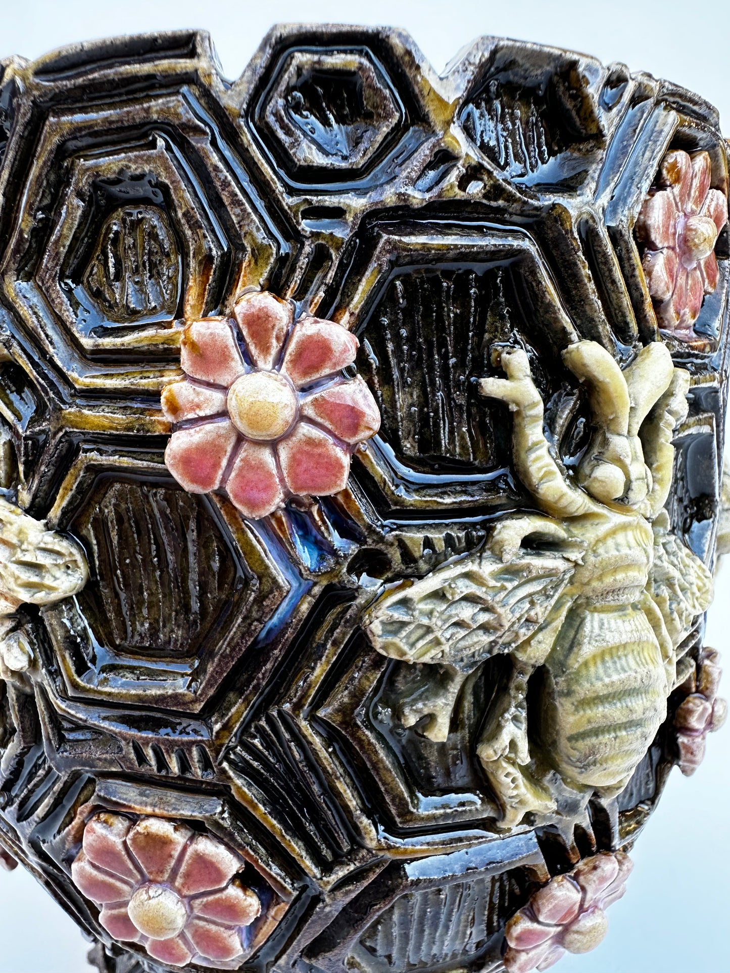 Bowl with honeybees and daisies on honeycombs