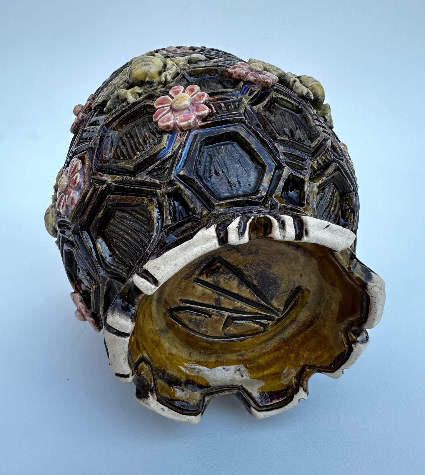 Bowl with honeybees and daisies on honeycombs