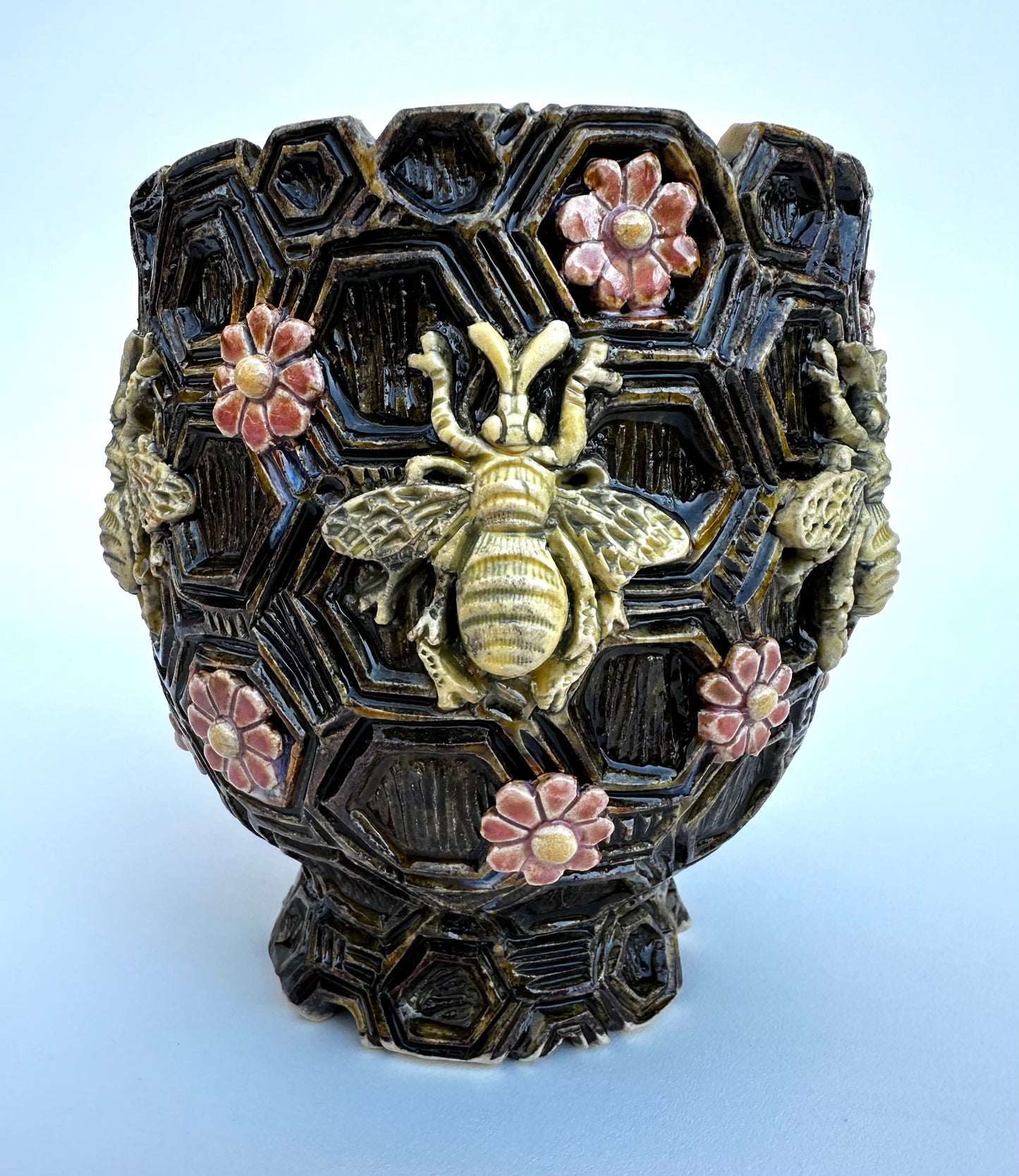 Bowl with honeybees and daisies on honeycombs
